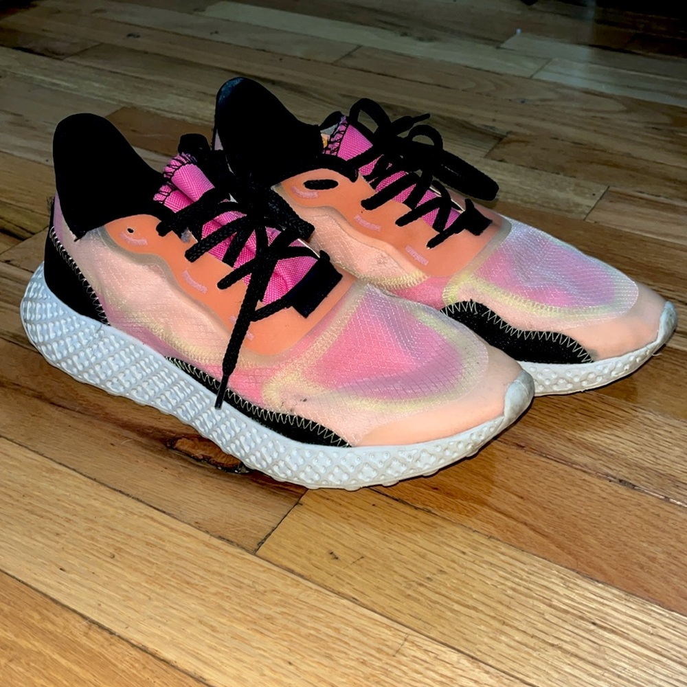 EUC Steve Madden neon Pink/orange Reflect running sneaker. Size 8.5. Worn twice.